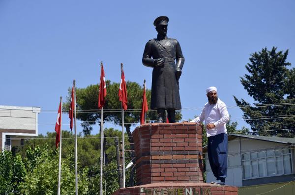 Siverek’te Atatürk heykeline orak ile saldırı