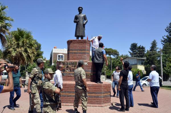 Siverek’te Atatürk heykeline orak ile saldırı
