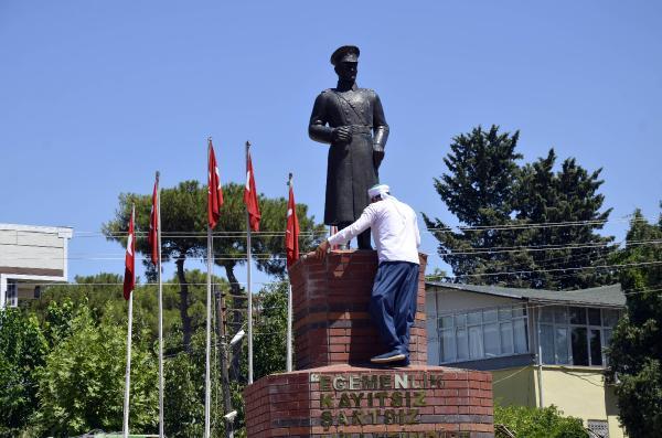 Siverek’te Atatürk heykeline orak ile saldırı