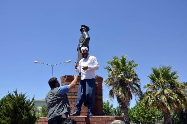 Siverek’te Atatürk heykeline orak ile saldırı