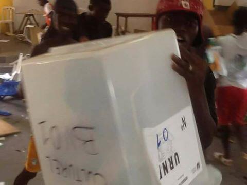 Oy kullanamayan Senagalliler oy pusulalarını yırttı