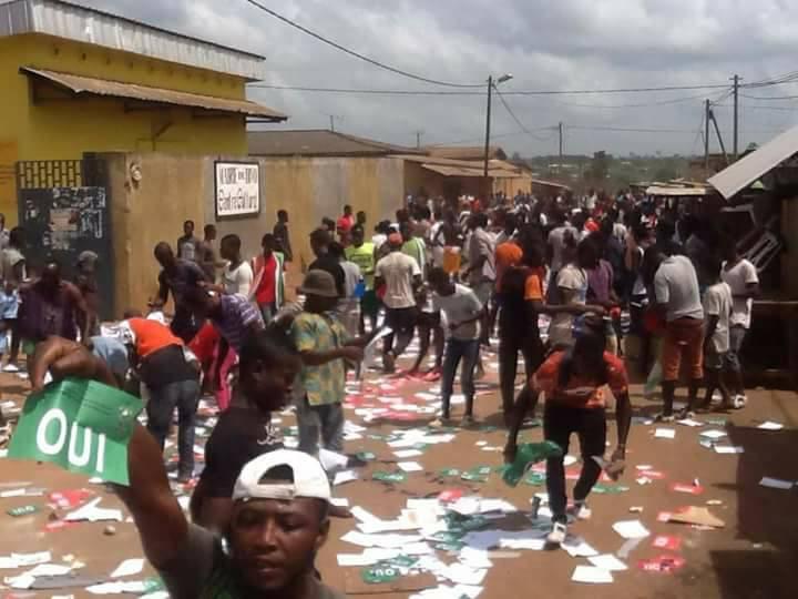 Oy kullanamayan Senagalliler oy pusulalarını yırttı