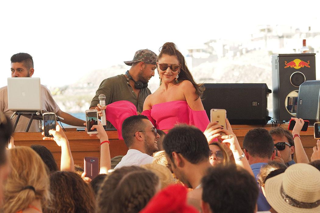 Hadise kıyafetiyle yine eleştirilerin hedefi oldu