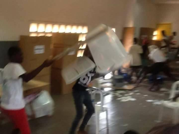 Oy kullanamayan Senagalliler oy pusulalarını yırttı