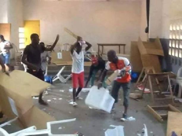 Oy kullanamayan Senagalliler oy pusulalarını yırttı