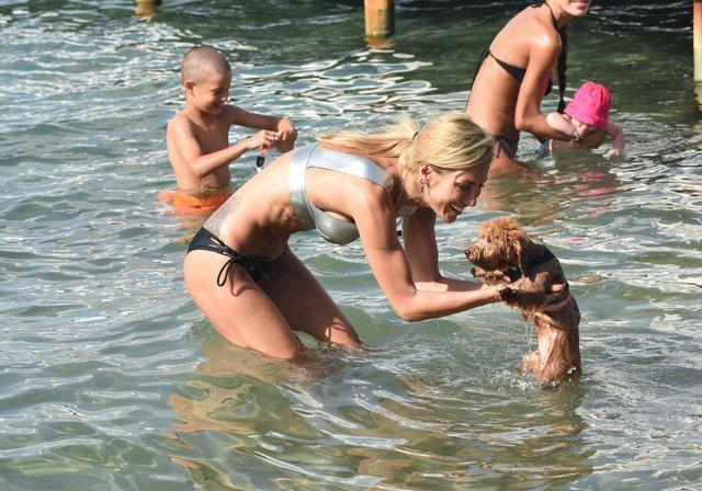 Çağla Şıkel fiziğiyle dikkat çekiyor