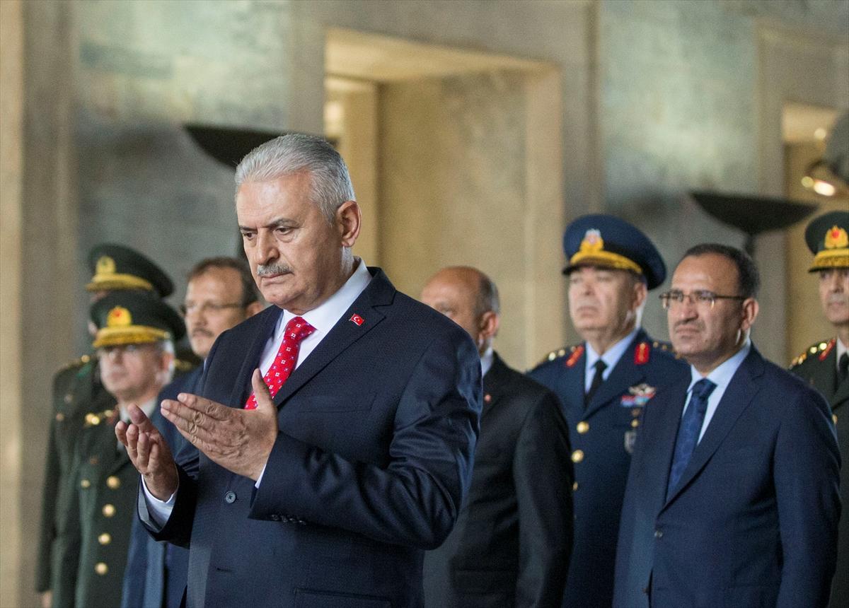 Başbakan saygı duruşunda Fatiha okudu