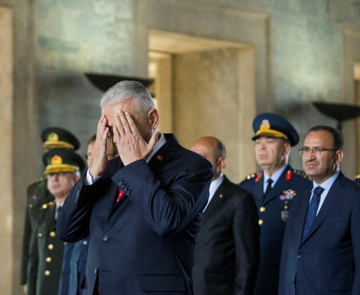 Başbakan saygı duruşunda Fatiha okudu