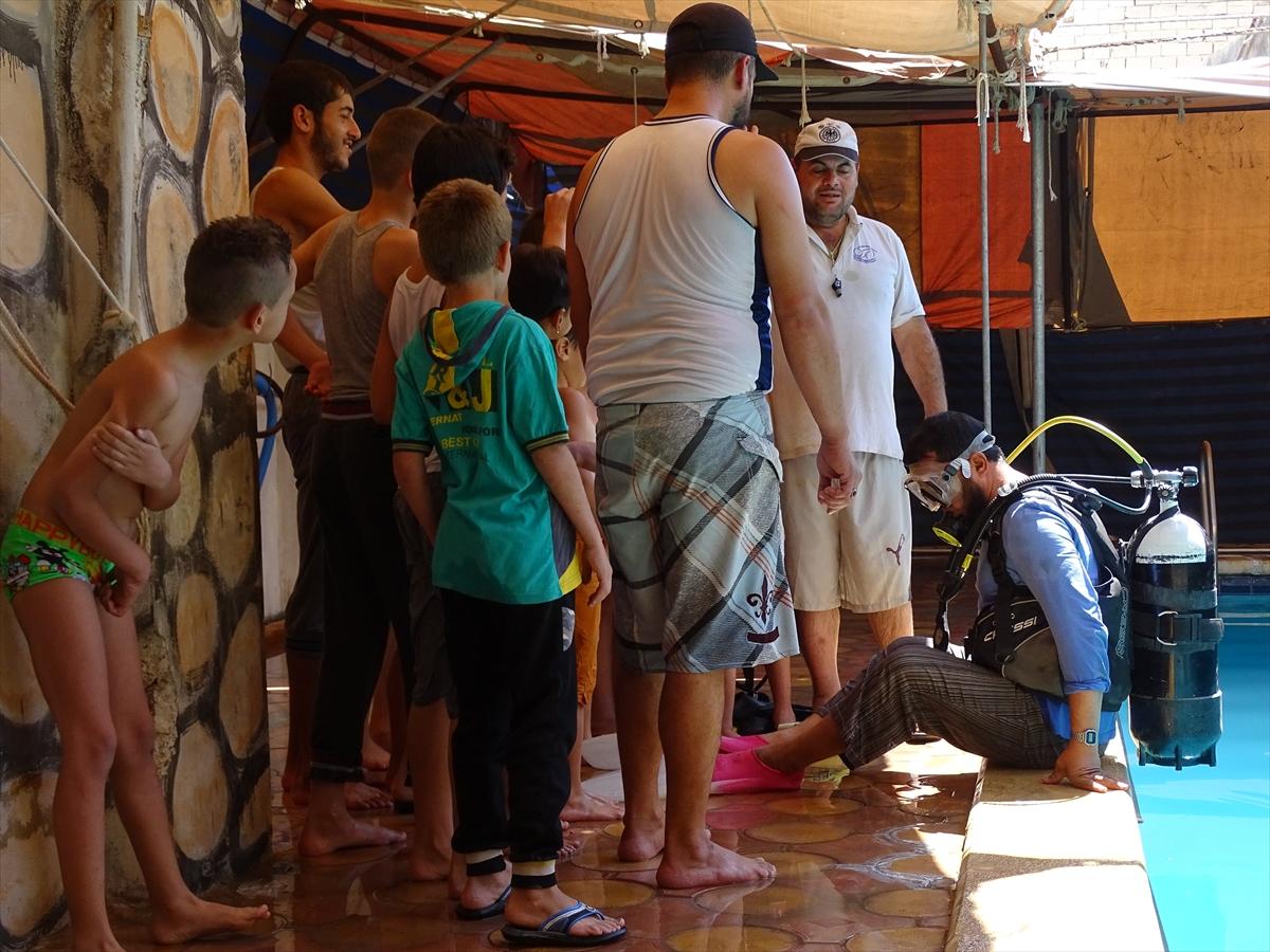 Suriye'de çocuklara yüzme kursu