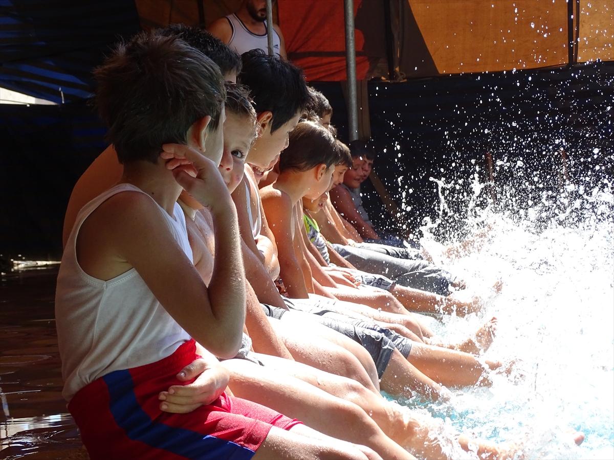 Suriye'de çocuklara yüzme kursu