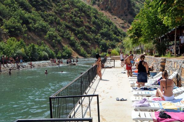 Tunceli'de plajlar doldu