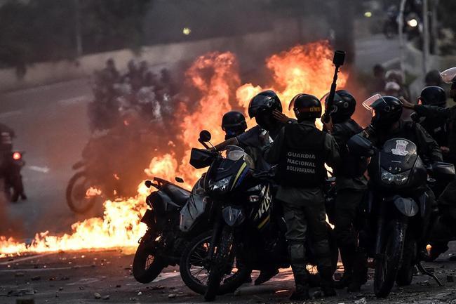 Venezuela'da askerler başsavcılığın etrafını sardı