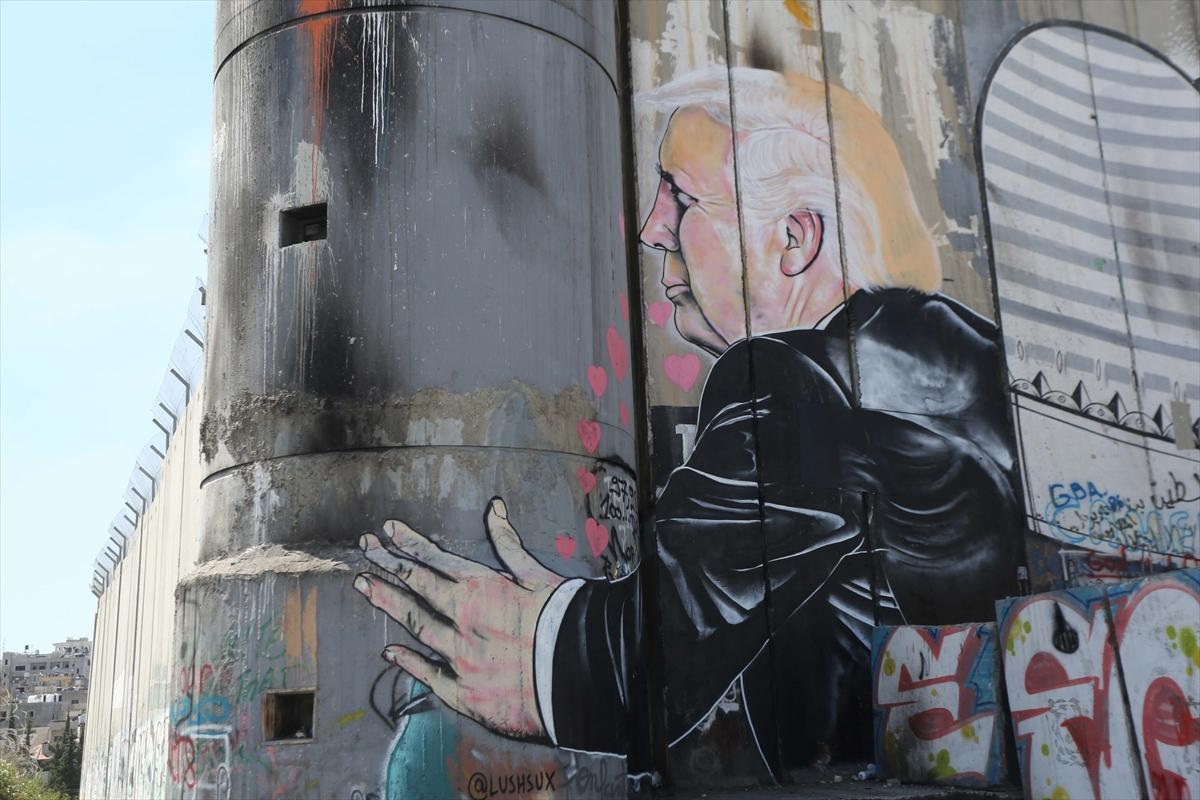 Ayrım Duvarı'nda Trump grafitisi