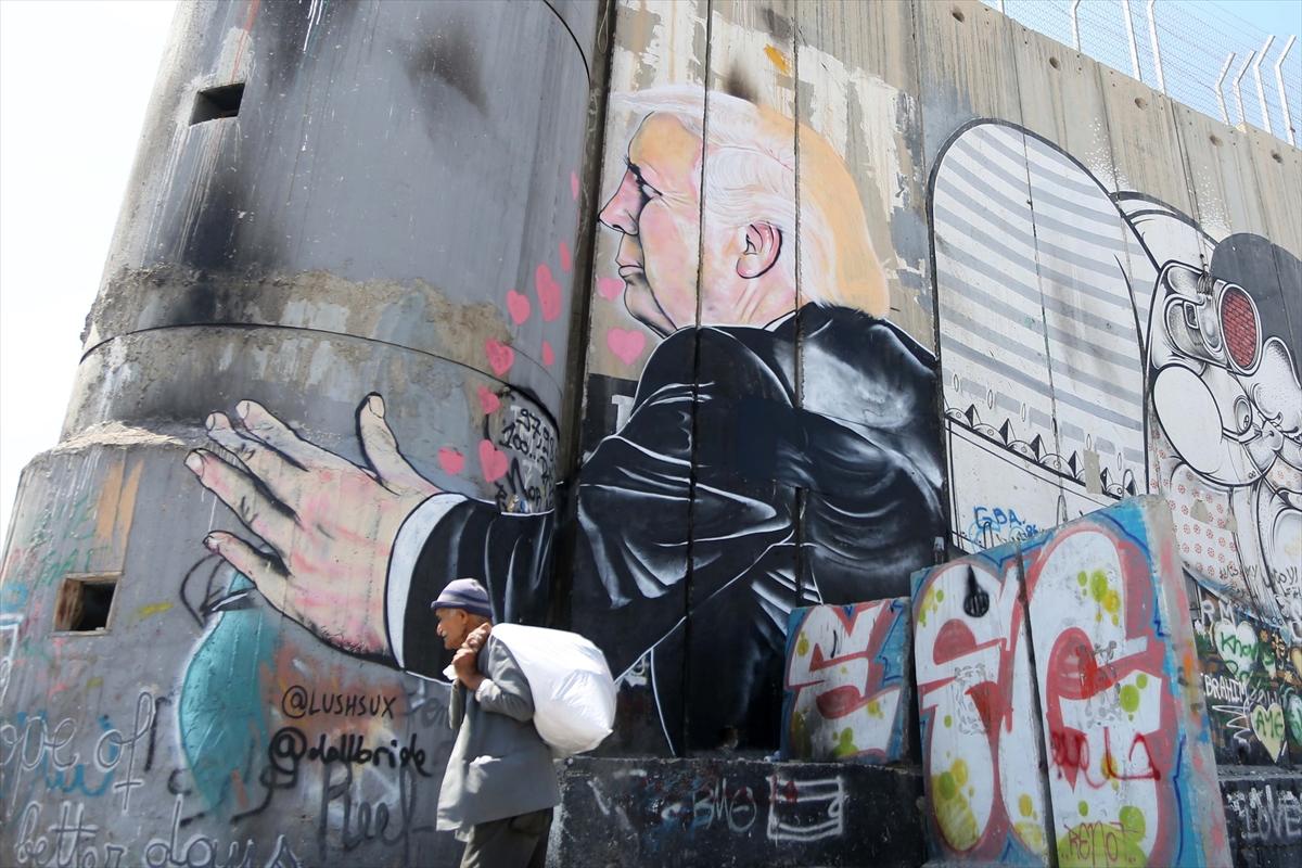 Ayrım Duvarı'nda Trump grafitisi