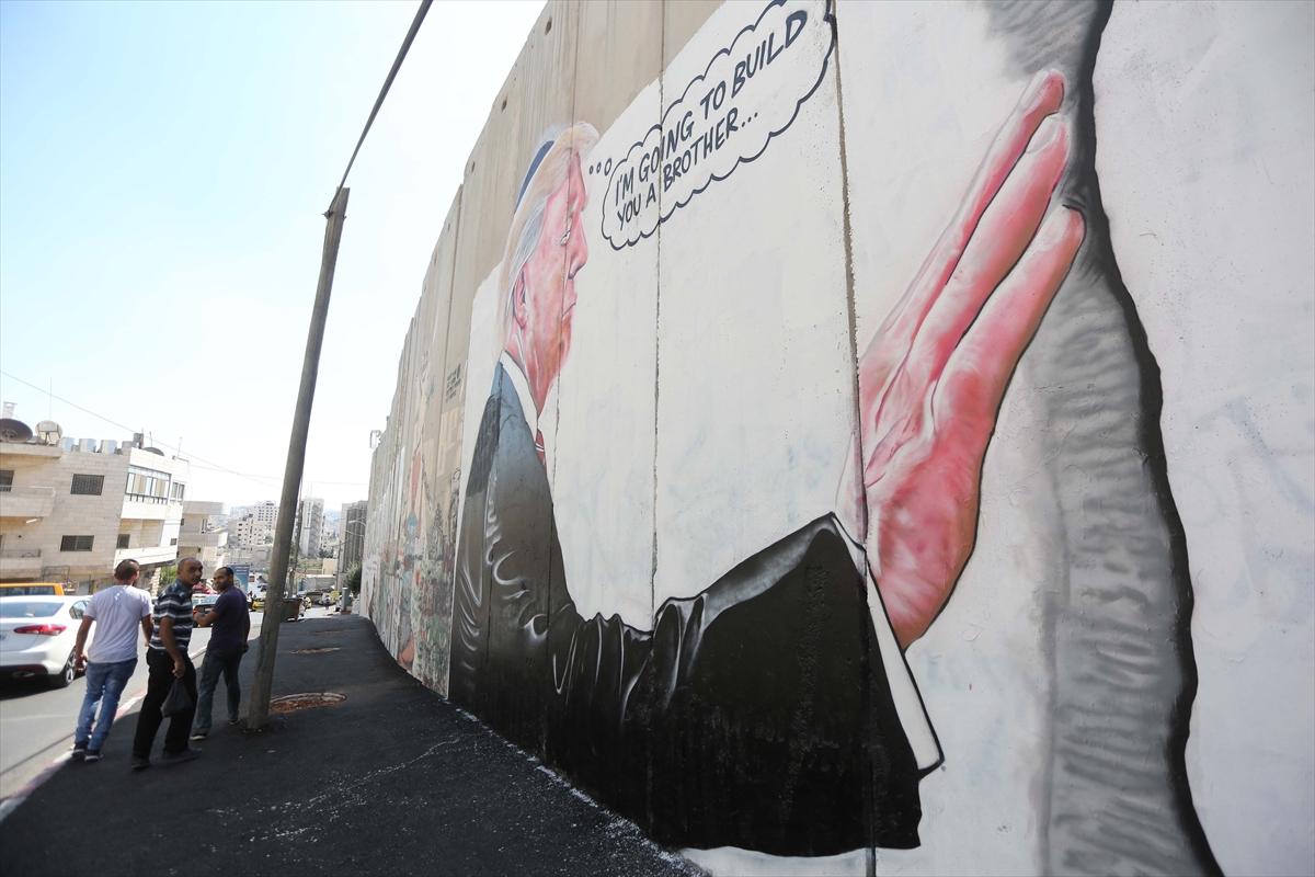Ayrım Duvarı'nda Trump grafitisi