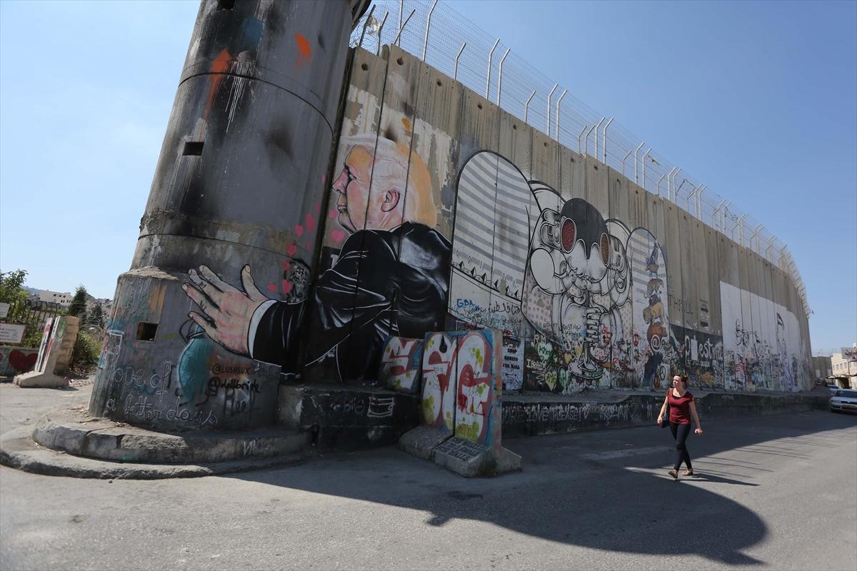 Ayrım Duvarı'nda Trump grafitisi