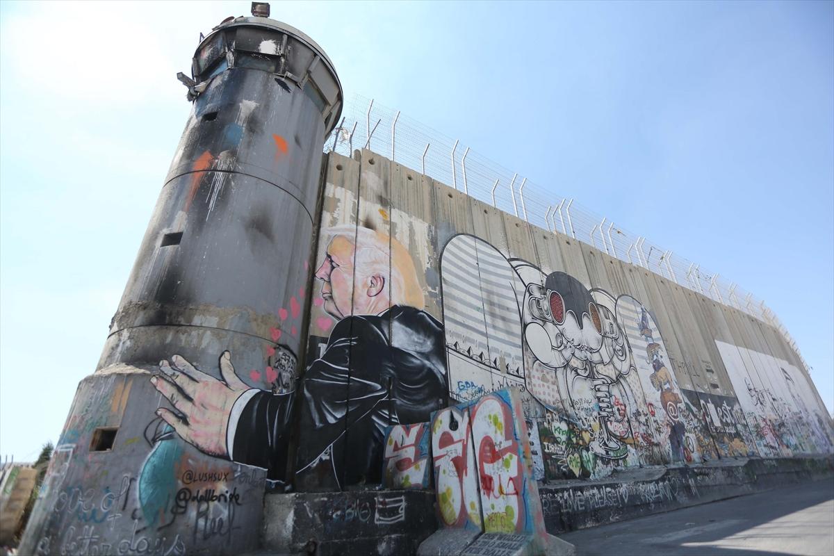 Ayrım Duvarı'nda Trump grafitisi
