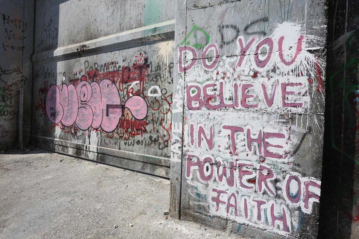 Ayrım Duvarı'nda Trump grafitisi