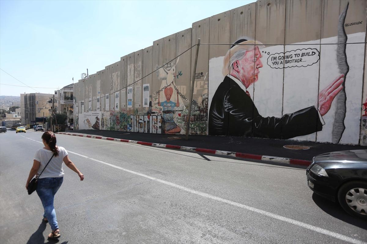 Ayrım Duvarı'nda Trump grafitisi