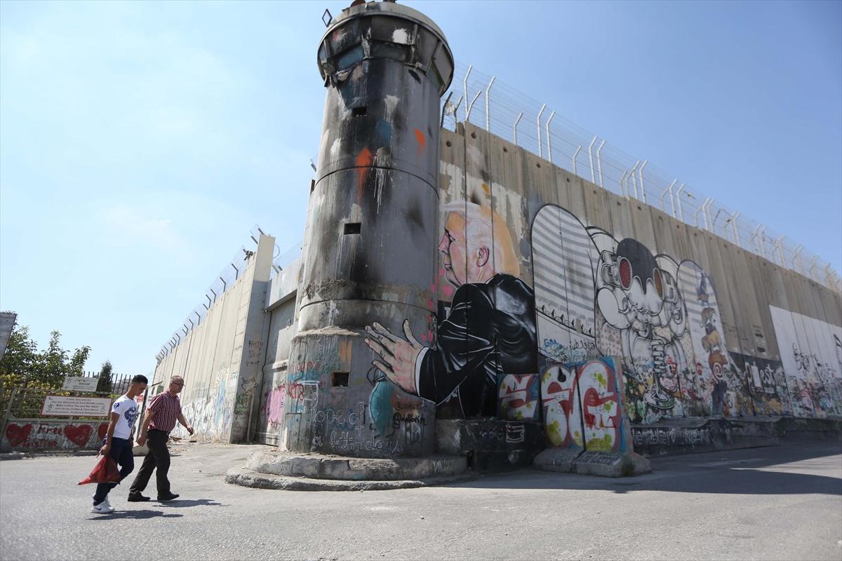 Ayrım Duvarı'nda Trump grafitisi