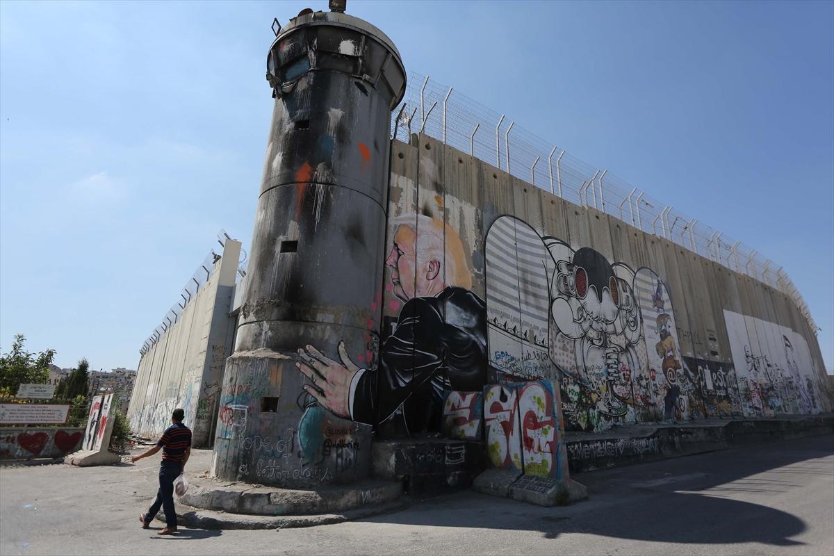 Ayrım Duvarı'nda Trump grafitisi