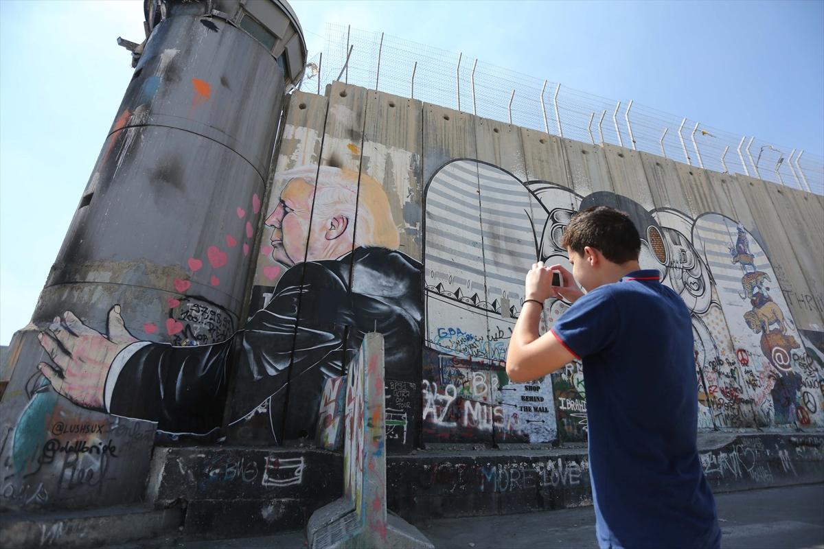 Ayrım Duvarı'nda Trump grafitisi