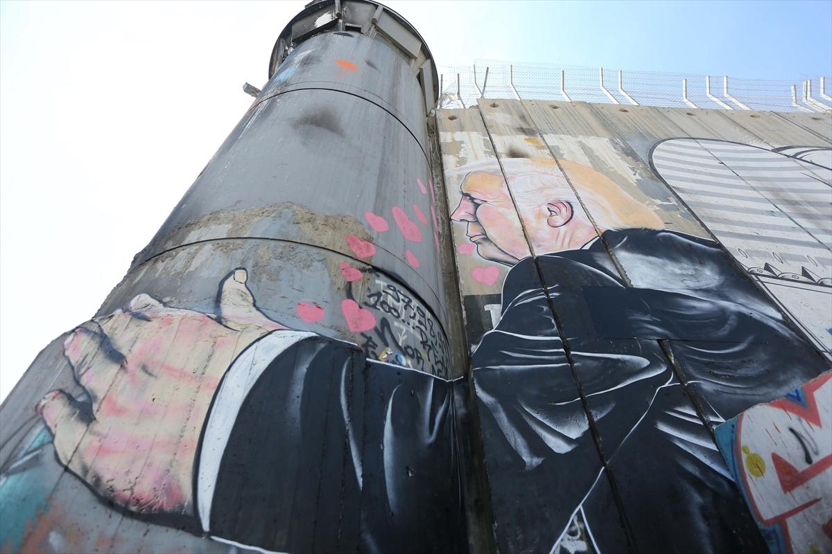 Ayrım Duvarı'nda Trump grafitisi