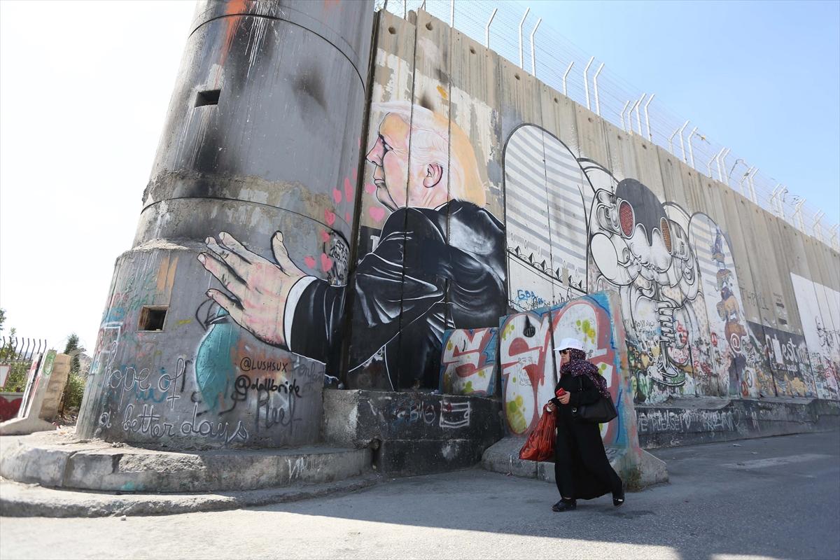 Ayrım Duvarı'nda Trump grafitisi