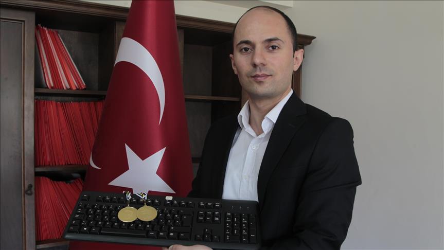 10 parmak şampiyonu Celal Aşkın'ndan yeni rekor