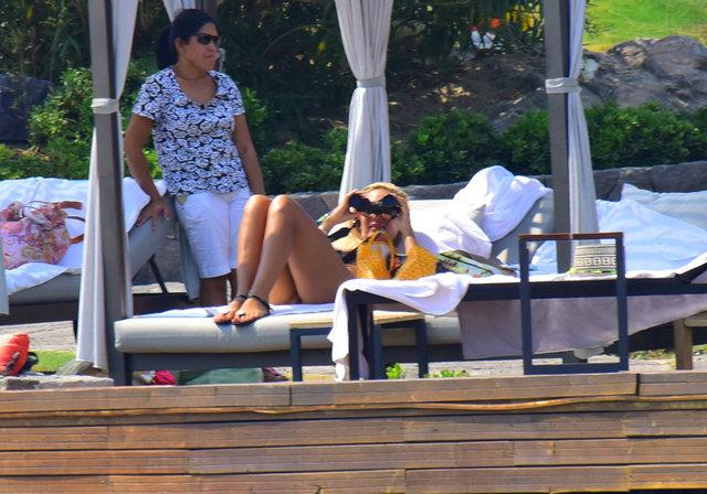 Işıl Reçber dürbünle gazetecileri izledi