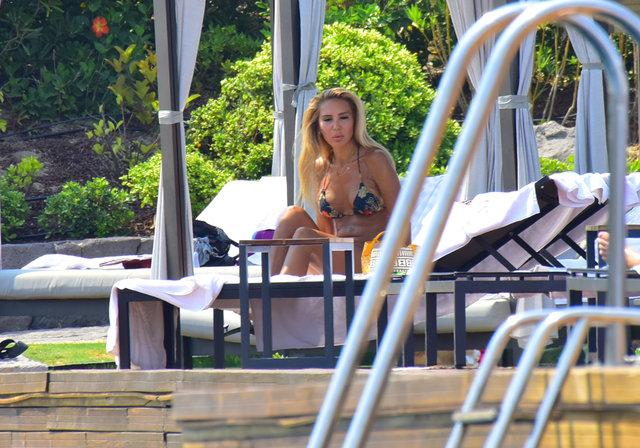 Işıl Reçber dürbünle gazetecileri izledi