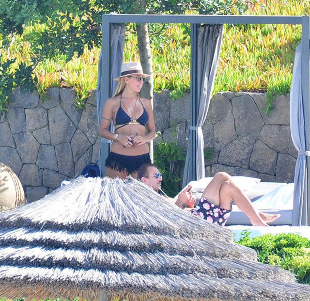 Işıl Reçber dürbünle gazetecileri izledi