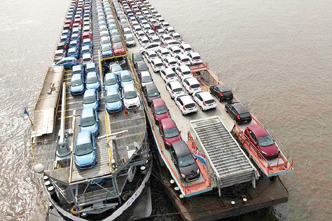 Yan sanayiciler gece gündüz üretim yapıyor