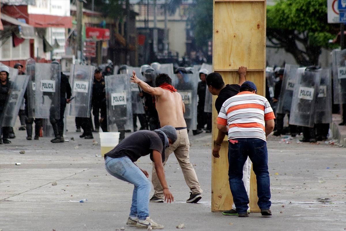 Meksika'da halkla polis çatıştı