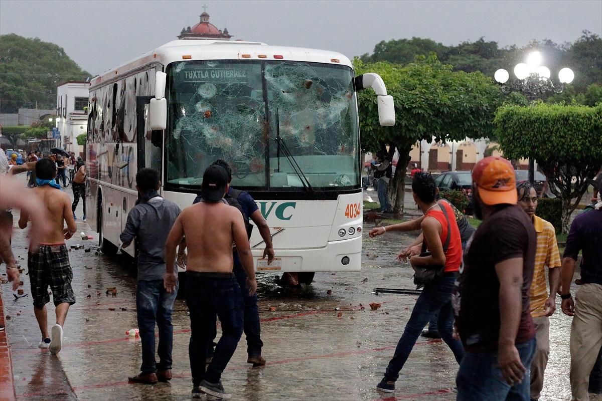 Meksika'da halkla polis çatıştı