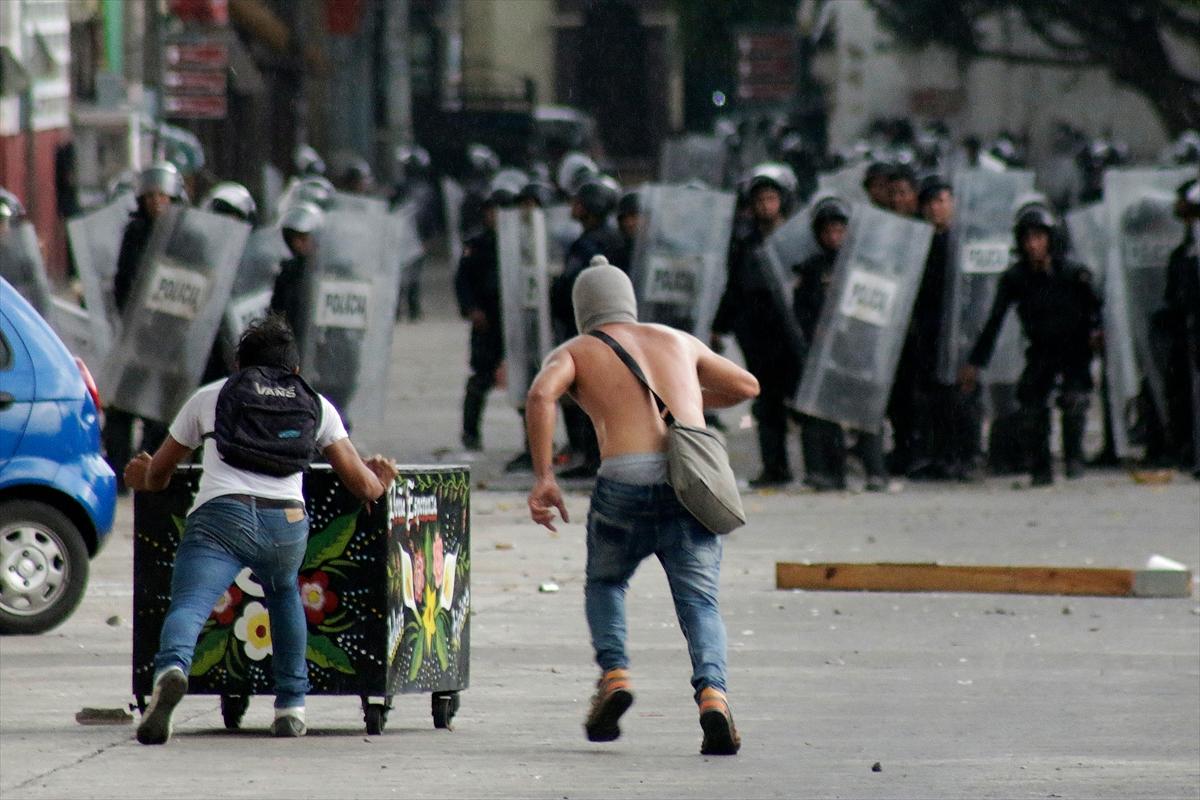Meksika'da halkla polis çatıştı