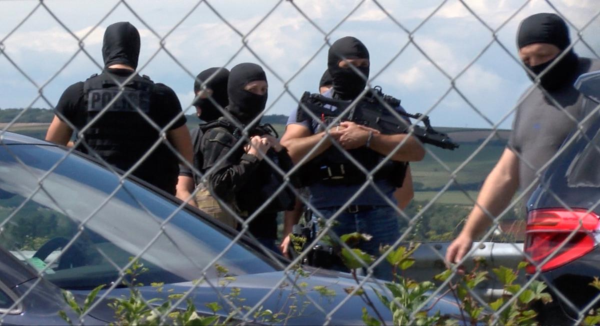 Paris'te askerlerin üzerine araç sürüldü