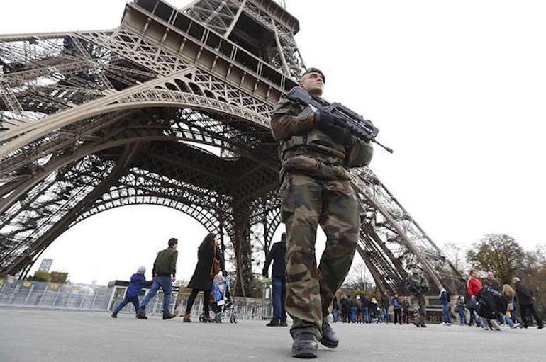 Paris'te askerlerin üzerine araç sürüldü