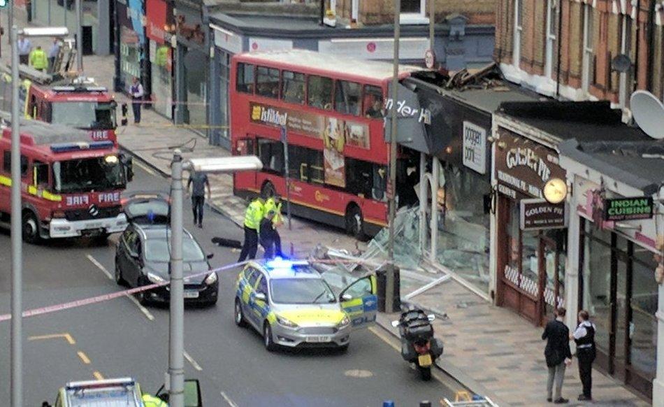 Londra'da otobüs dükkana girdi
