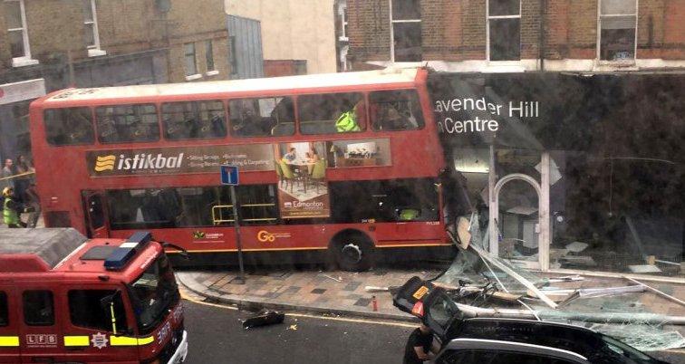 Londra'da otobüs dükkana girdi