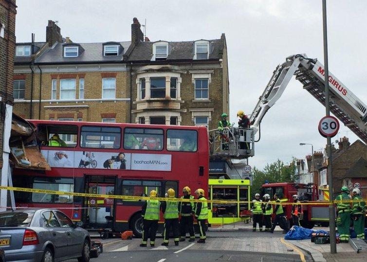 Londra'da otobüs dükkana girdi