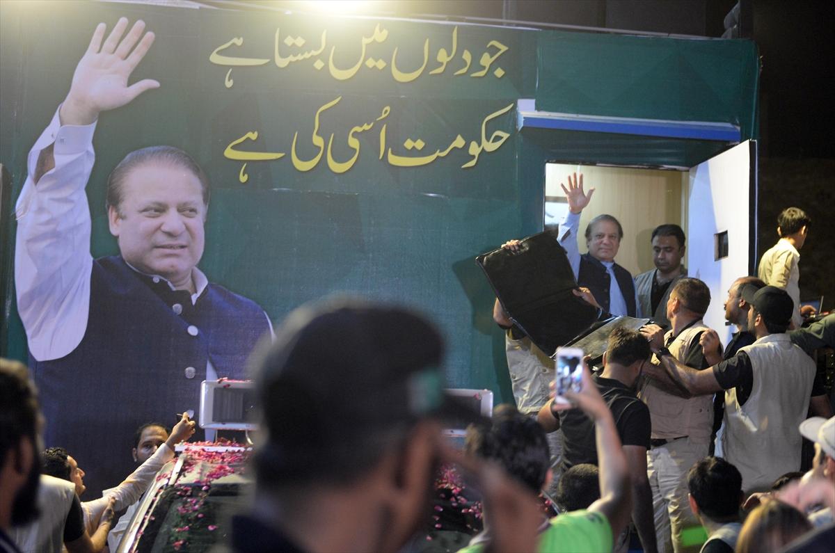 Pakistan eski Başbakanı Ravalpindi 'den ayrıldı