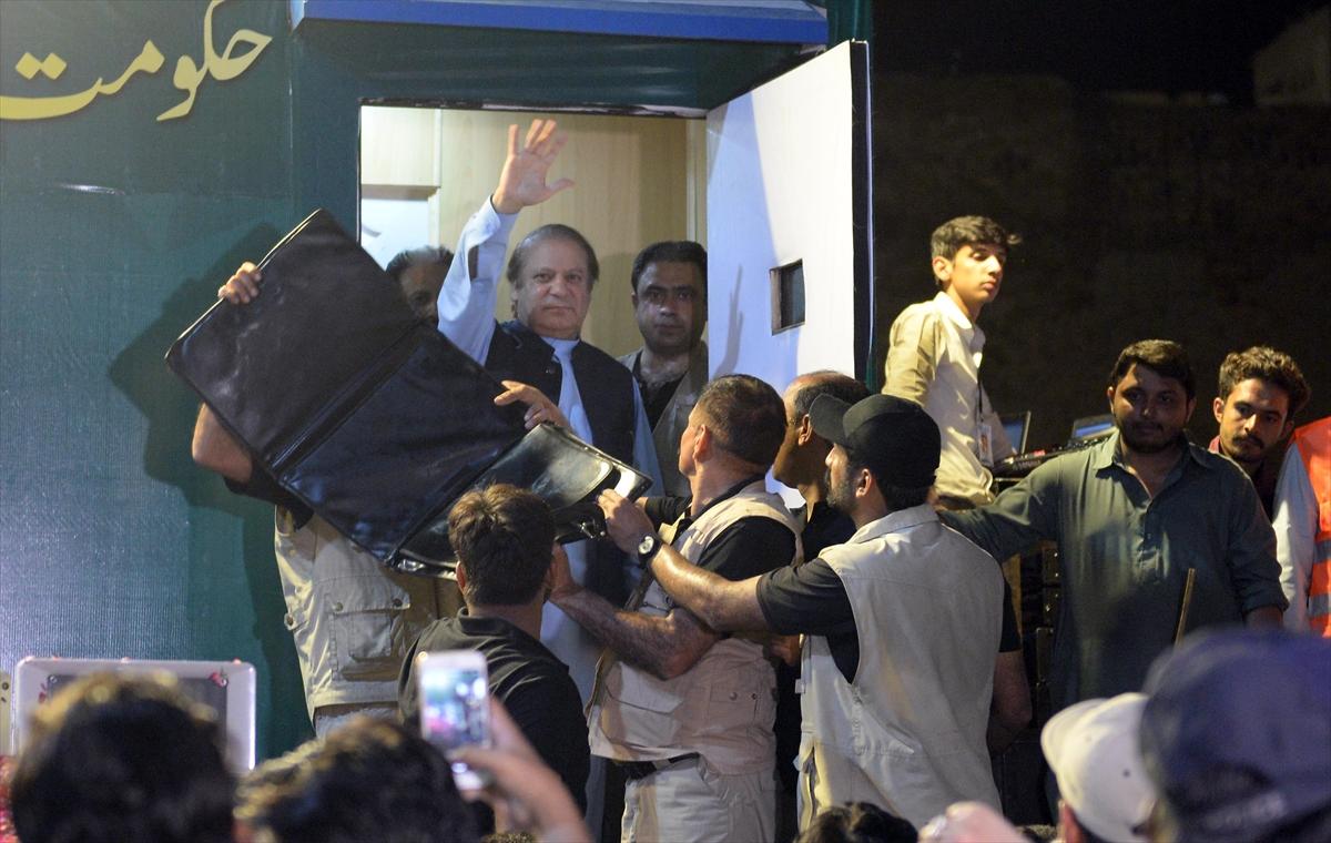 Pakistan eski Başbakanı Ravalpindi 'den ayrıldı