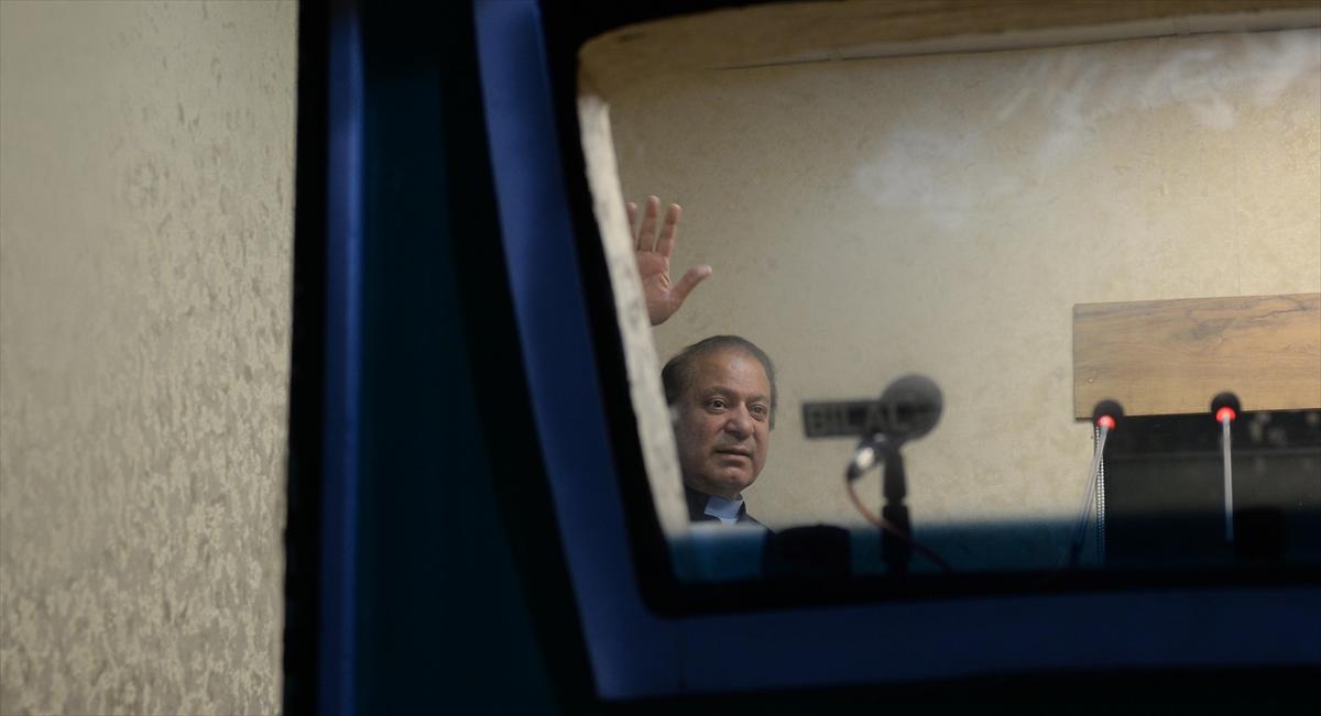 Pakistan eski Başbakanı Ravalpindi 'den ayrıldı