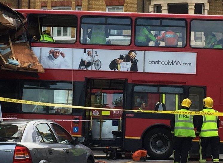 Londra'da otobüs dükkana girdi