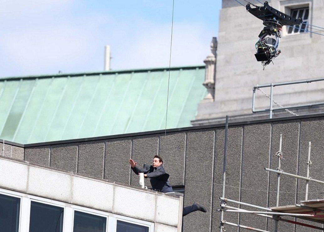 Tom Cruise yeni filminin çekimleri sırasında yaralandı