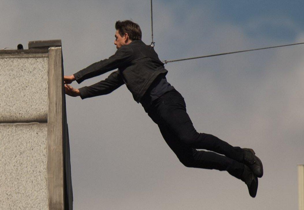 Tom Cruise yeni filminin çekimleri sırasında yaralandı