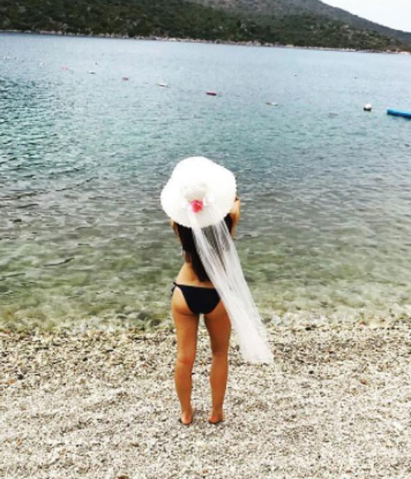 Merve Sevi balayına gitti