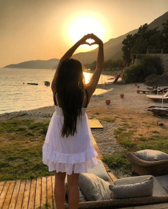 Merve Sevi balayına gitti