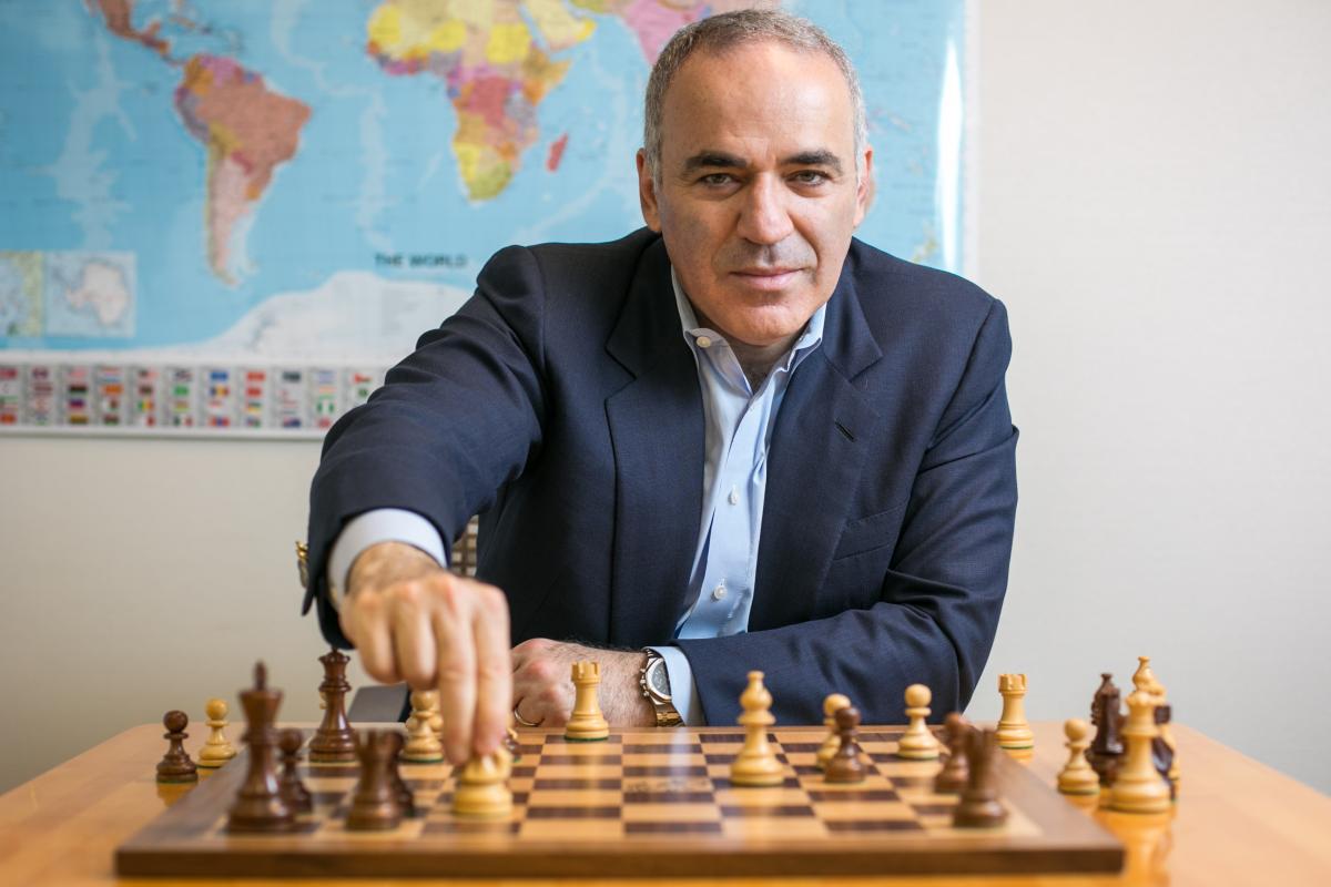 Kasparov satranca geri döndü